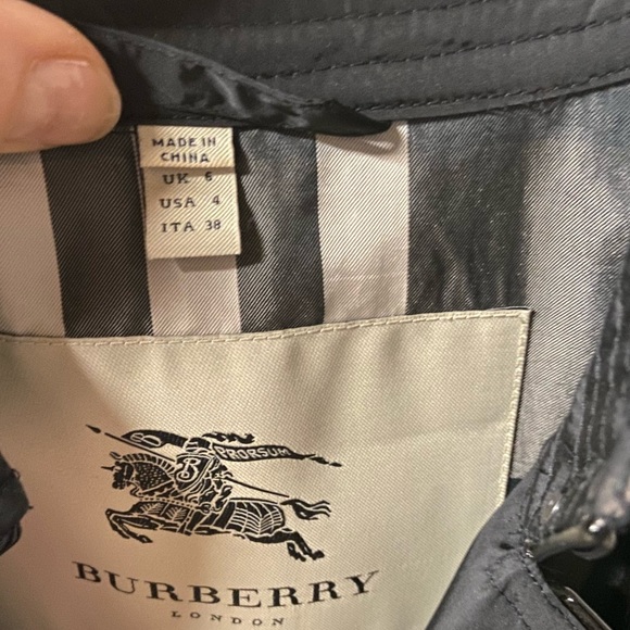 Burberry trench with patent leather piping. - Picture 3 of 7